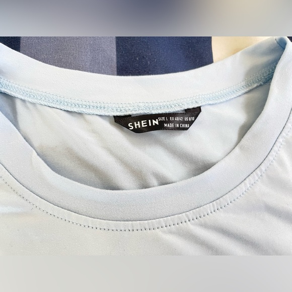 Queen Card Cropped Shirt - Picture 2 of 3